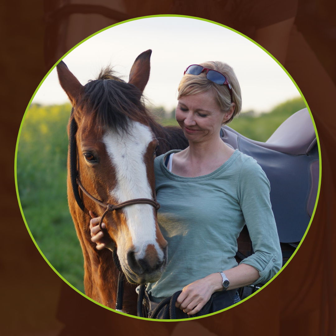 Stefanie Barth begrüßt ihr Pferd mit einem ruhigen, herzlichen Moment – Verbindung und Vertrauen